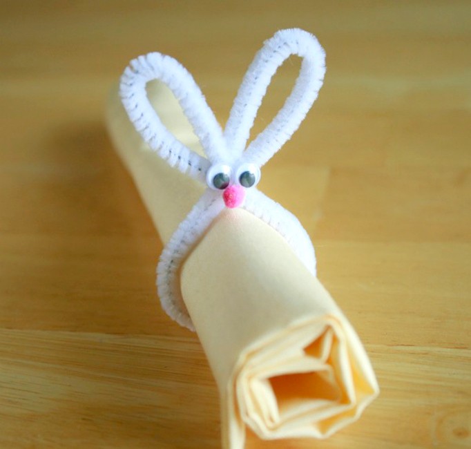 Making-a-Pipe-Cleaner-Bunny-Napkin-Holder easter hacks